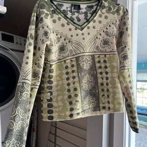 Patterned V-Neck Long Sleeve Shirt in Olive & Cream